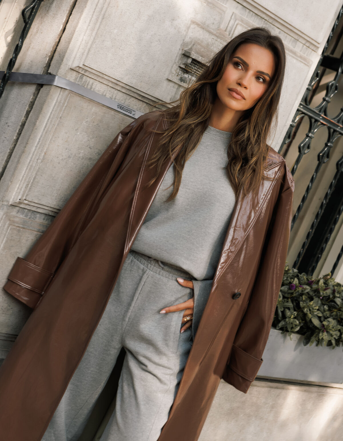 &Uuml;bergro&szlig;er Lack-Trenchcoat Braun von Monica SHOEBY WOMEN