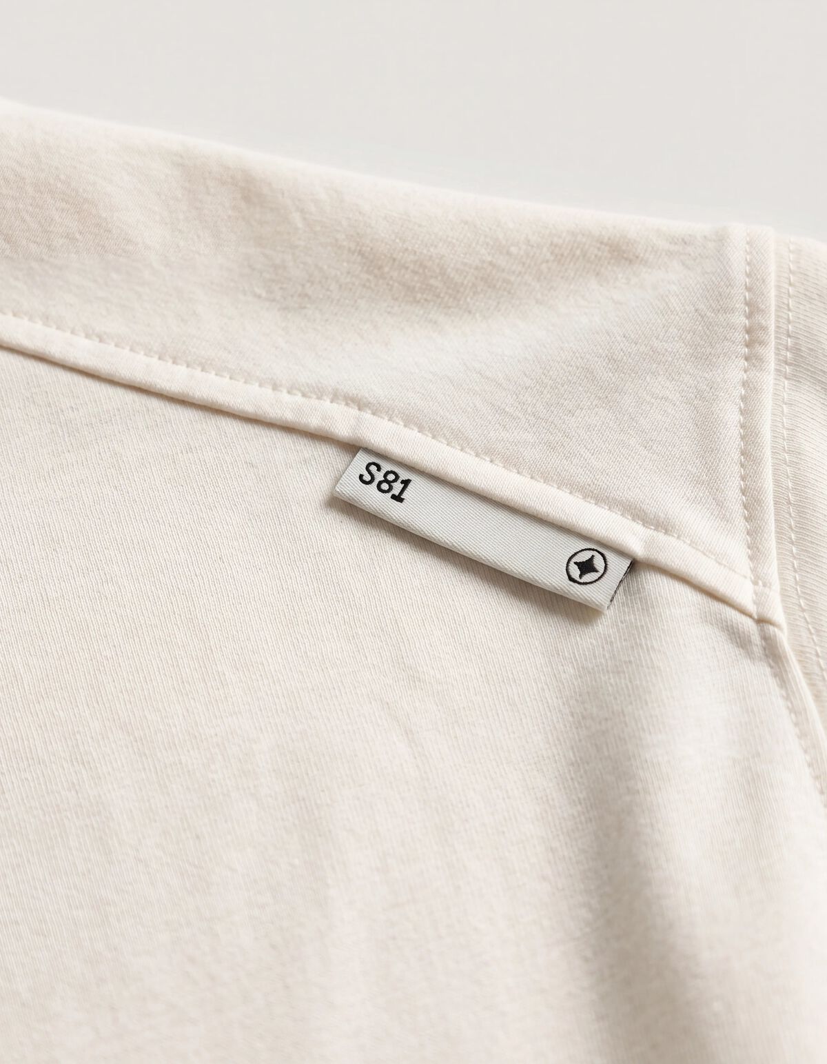 Basic-Label-T-Shirt in gebrochenem Wei&szlig; SHOEBY MEN
