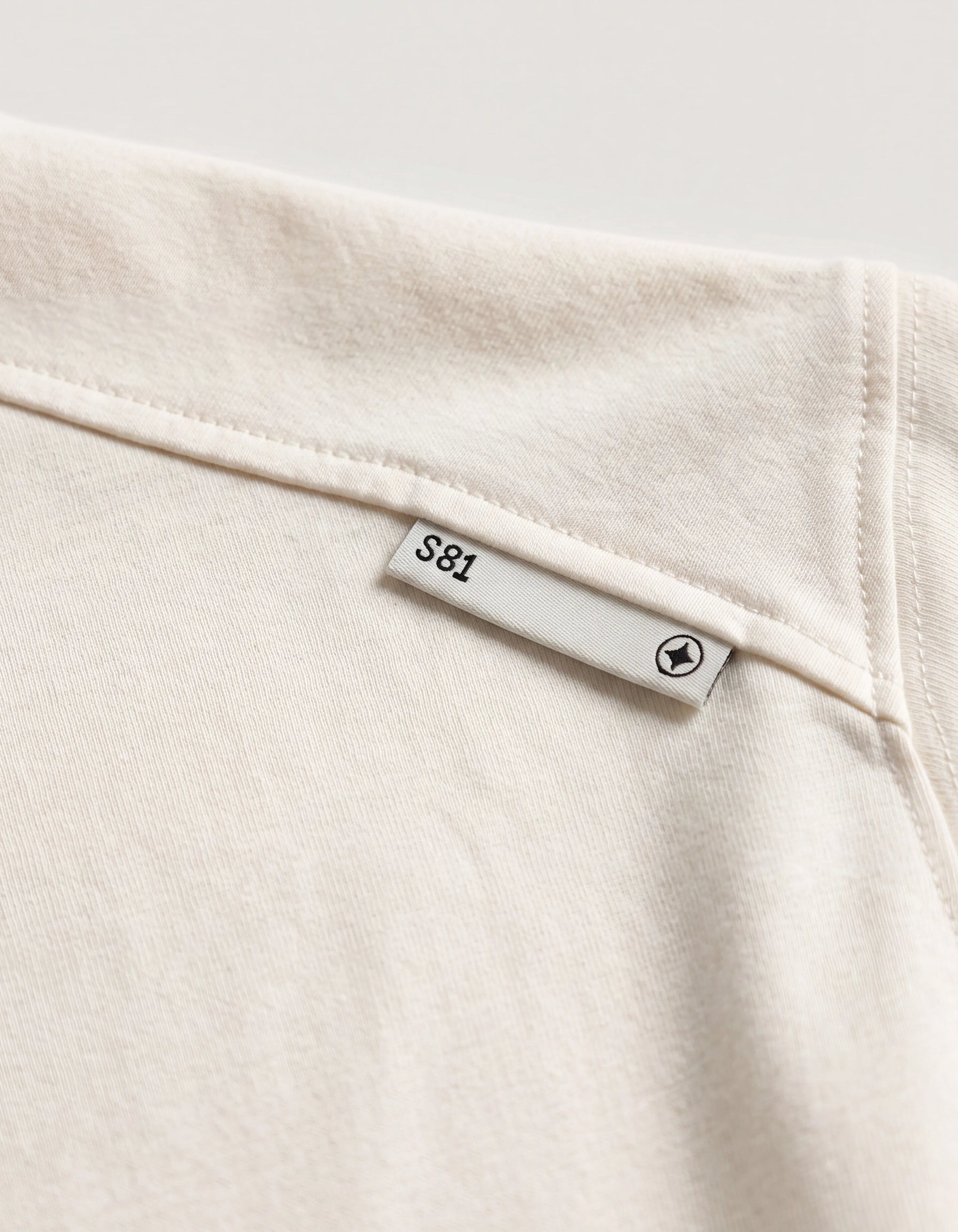 Basic-Label-T-Shirt in gebrochenem Wei&szlig; SHOEBY MEN
