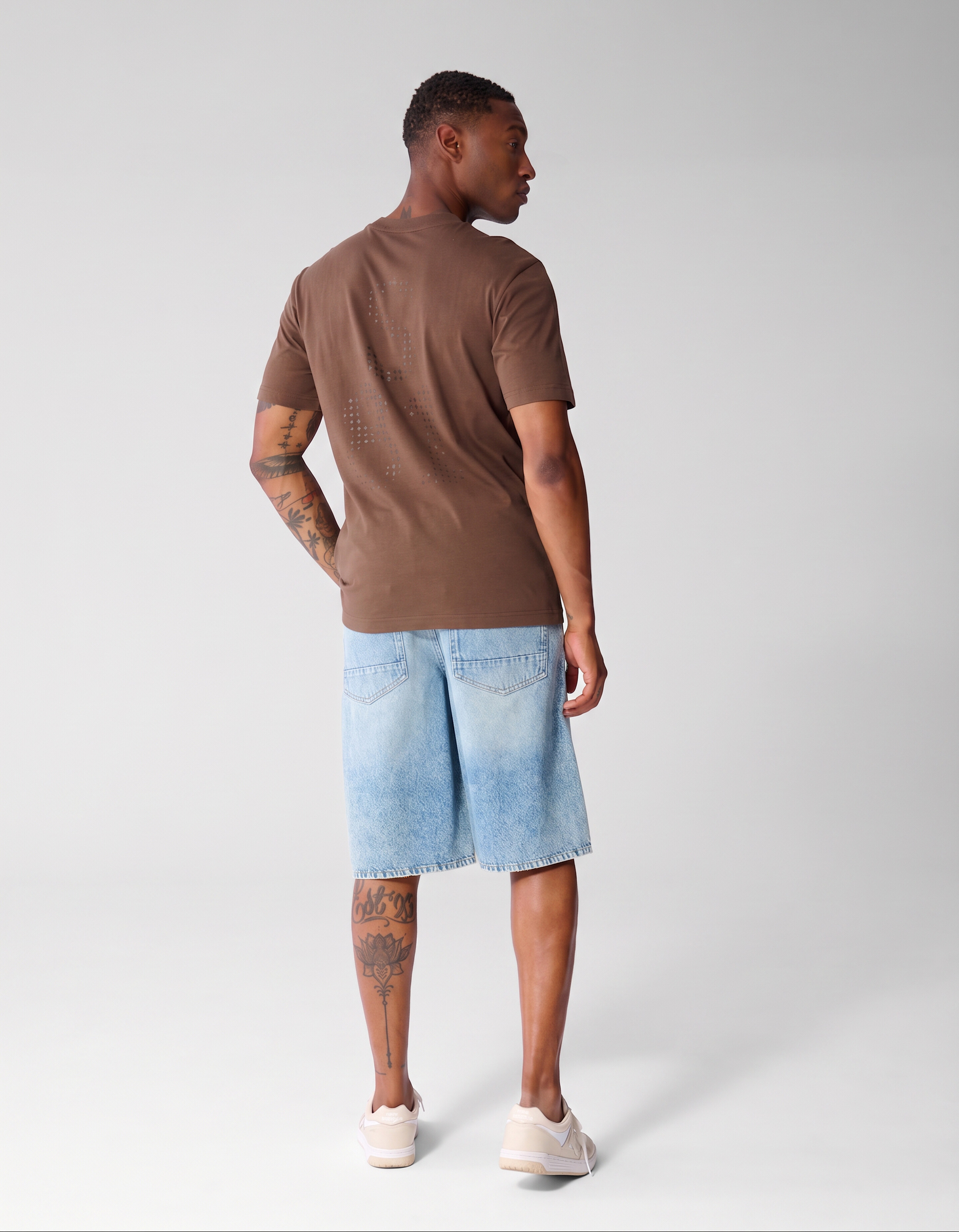 T-Shirt mit gepunktetem Kunstwerk Dunkelbraun SHOEBY MEN