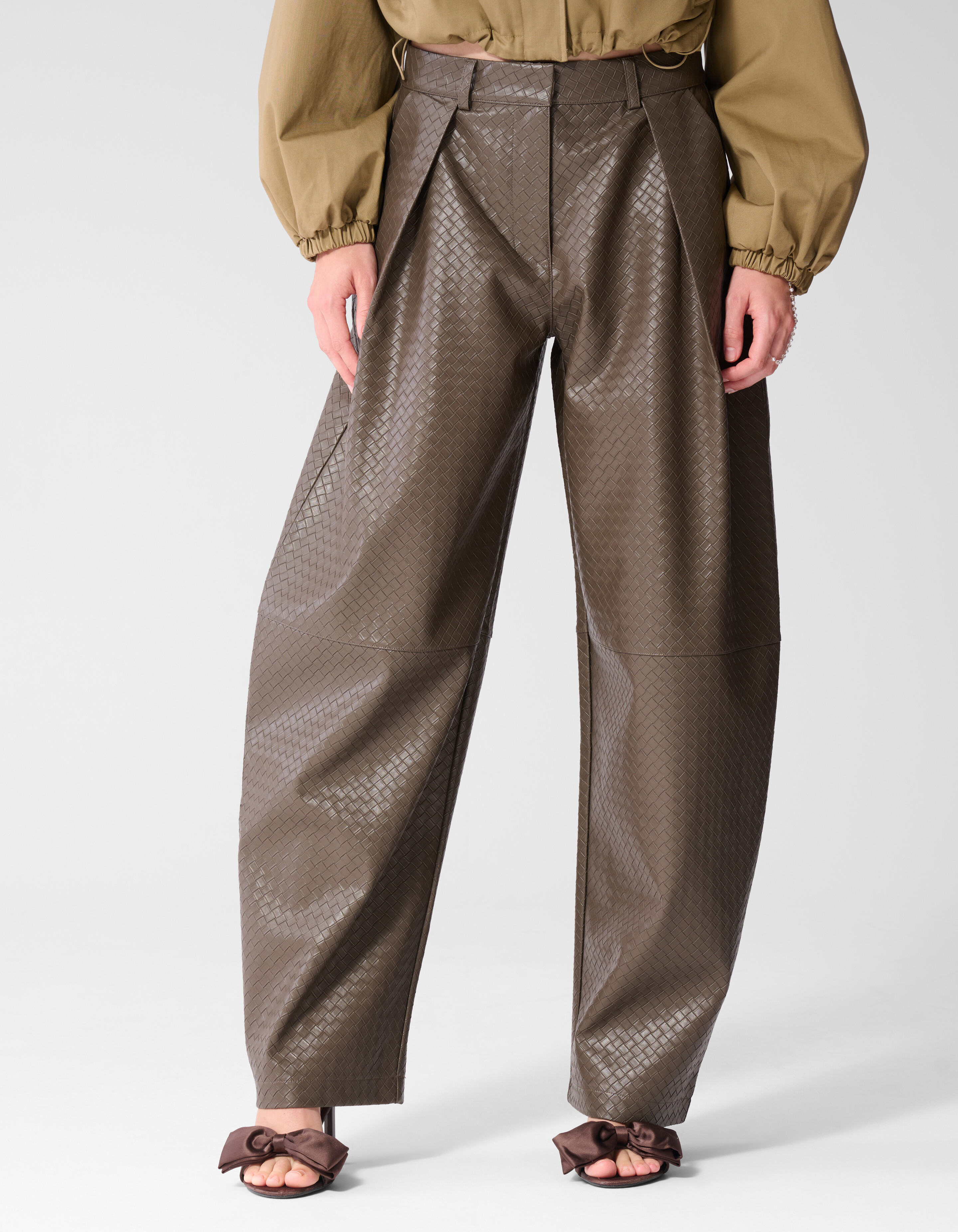 Braune Hose aus veganem Leder mit Flechtmuster SHOEBY WOMEN