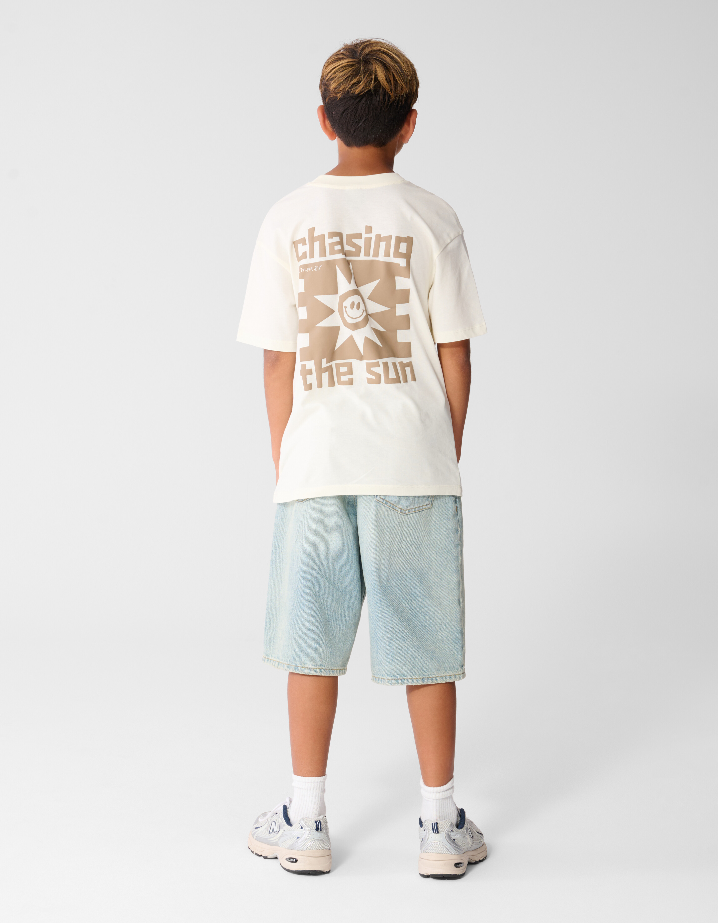 Chasing Artwork T-Shirt in gebrochenem Wei&szlig; SHOEBY BOYS