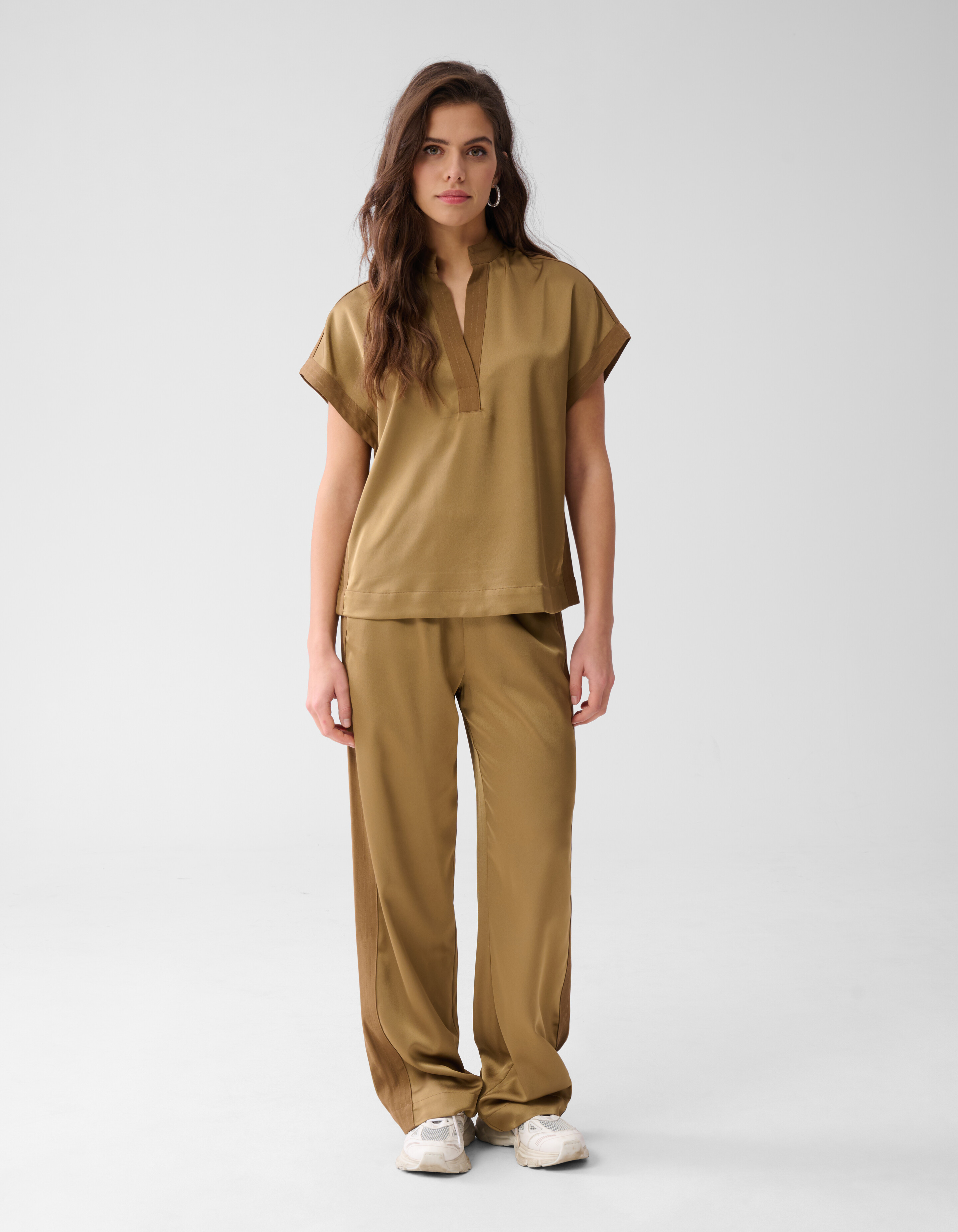 Satin Top mit V-Ausschnitt Camel SHOEBY WOMEN