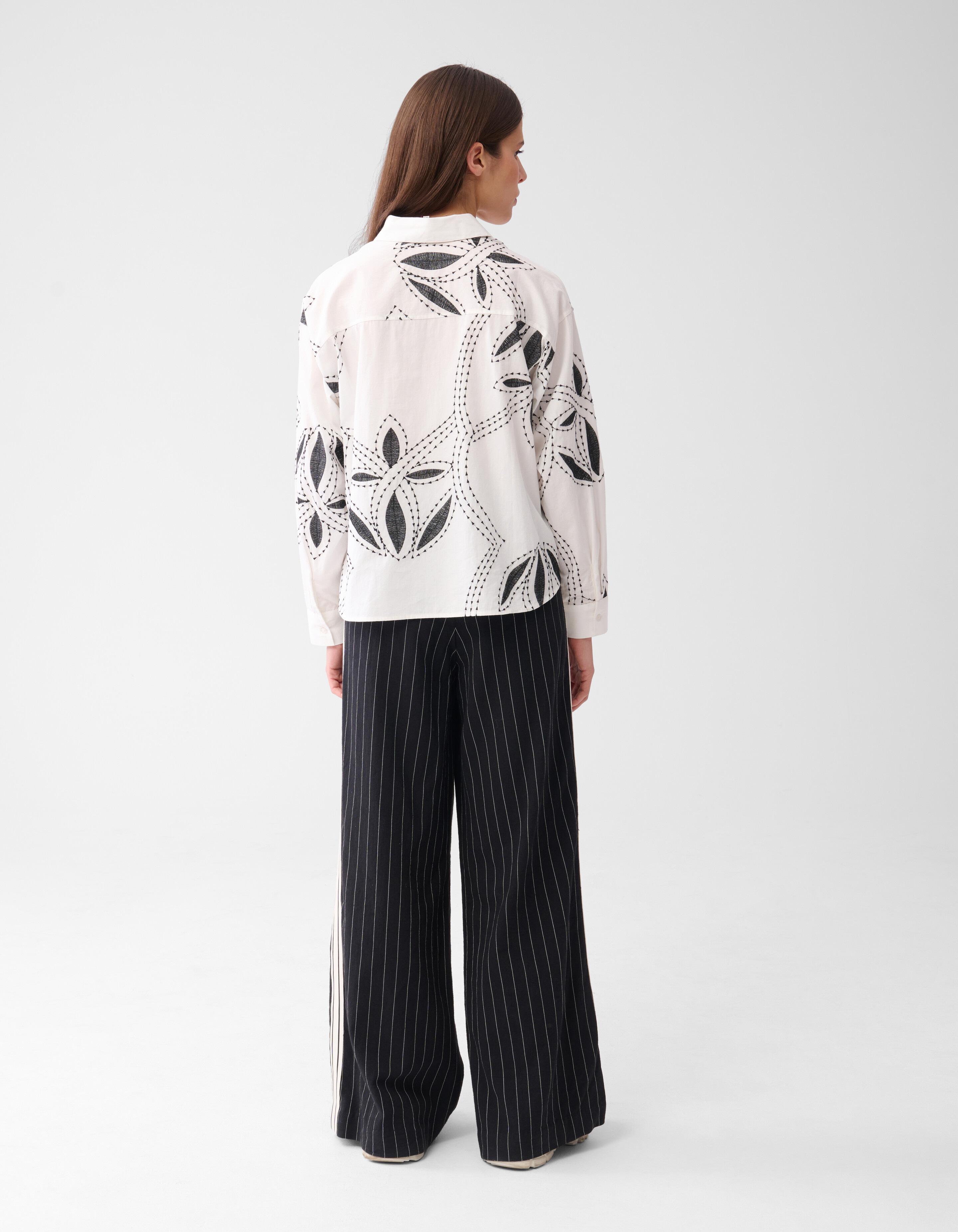 Nadelstreifen-Hose mit weitem Bein in Dunkelgrau v SHOEBY WOMEN