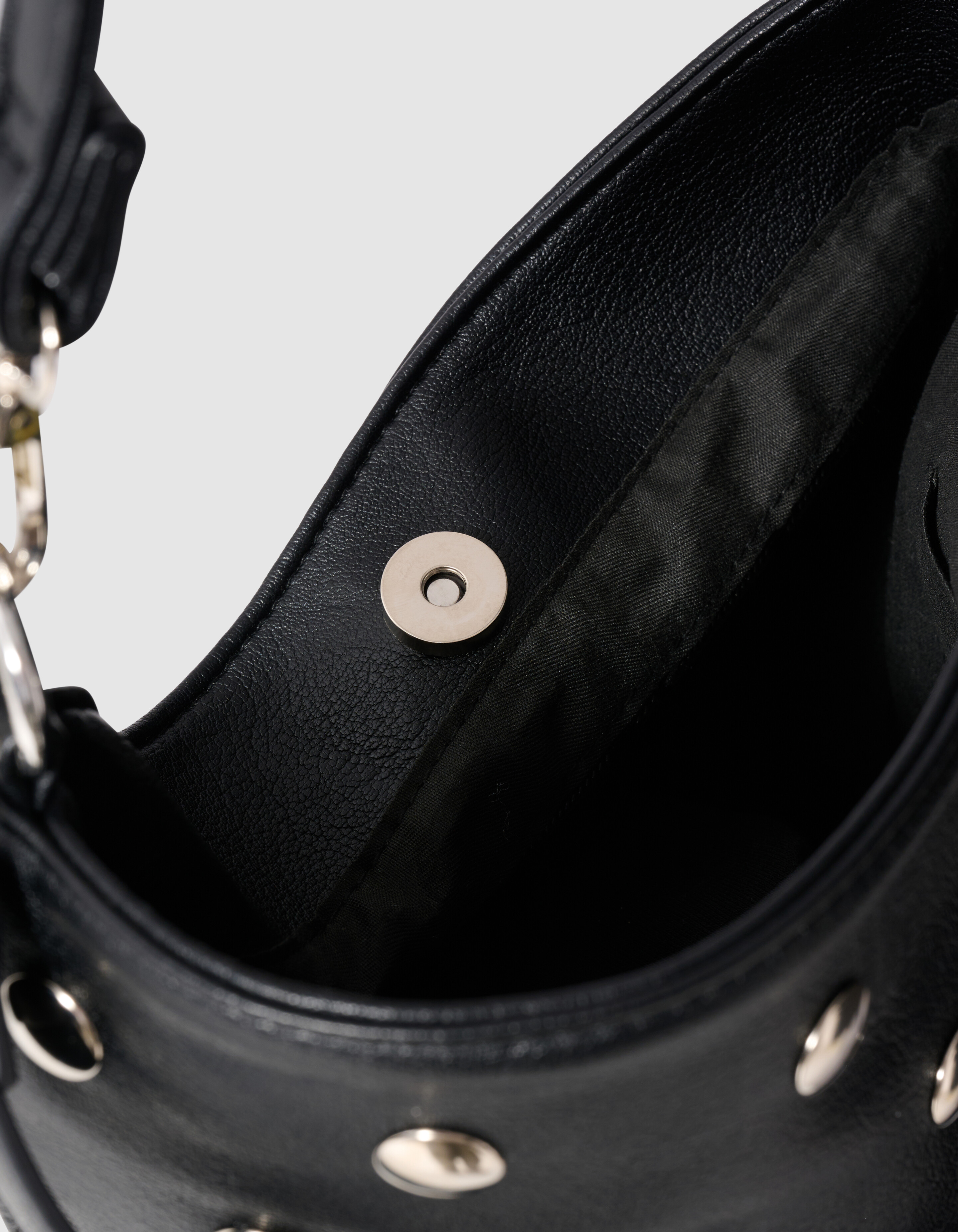 Bucket-Tasche mit Nieten Schwarz SHOEBY ACCESSOIRES