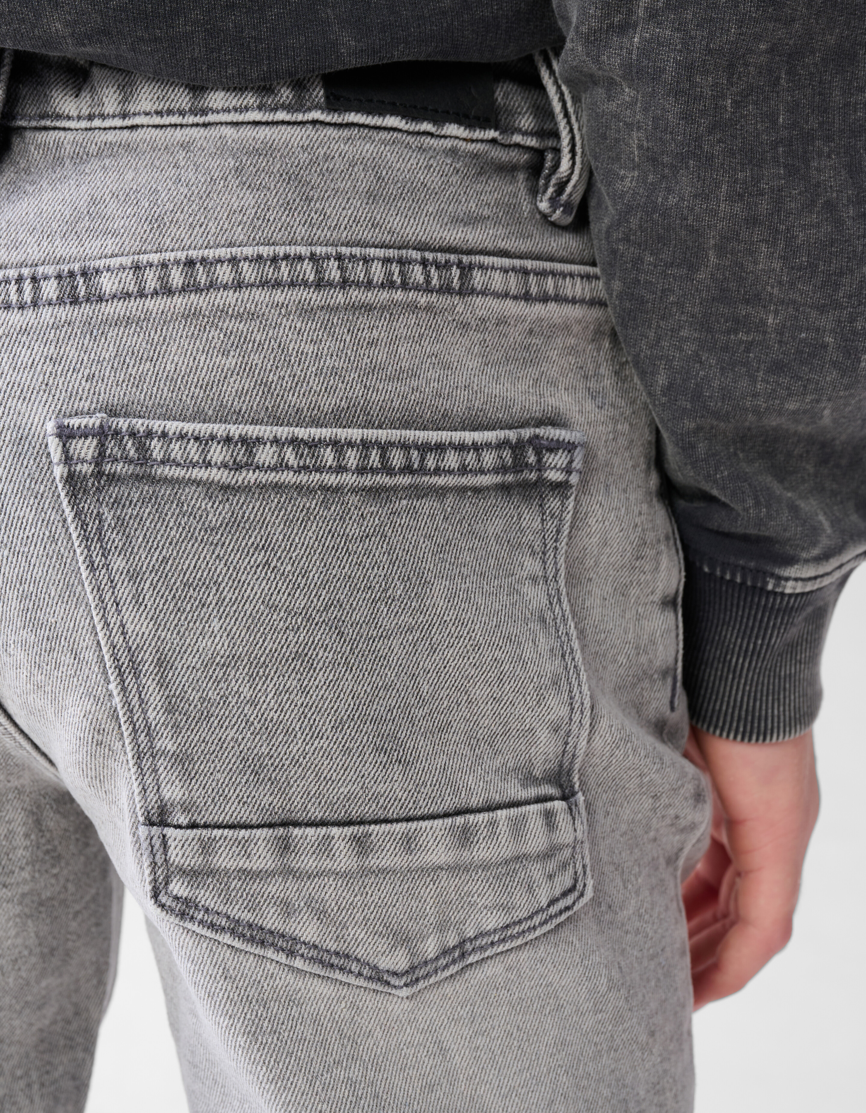 Tapered Jeans Grau SHOEBY BOYS