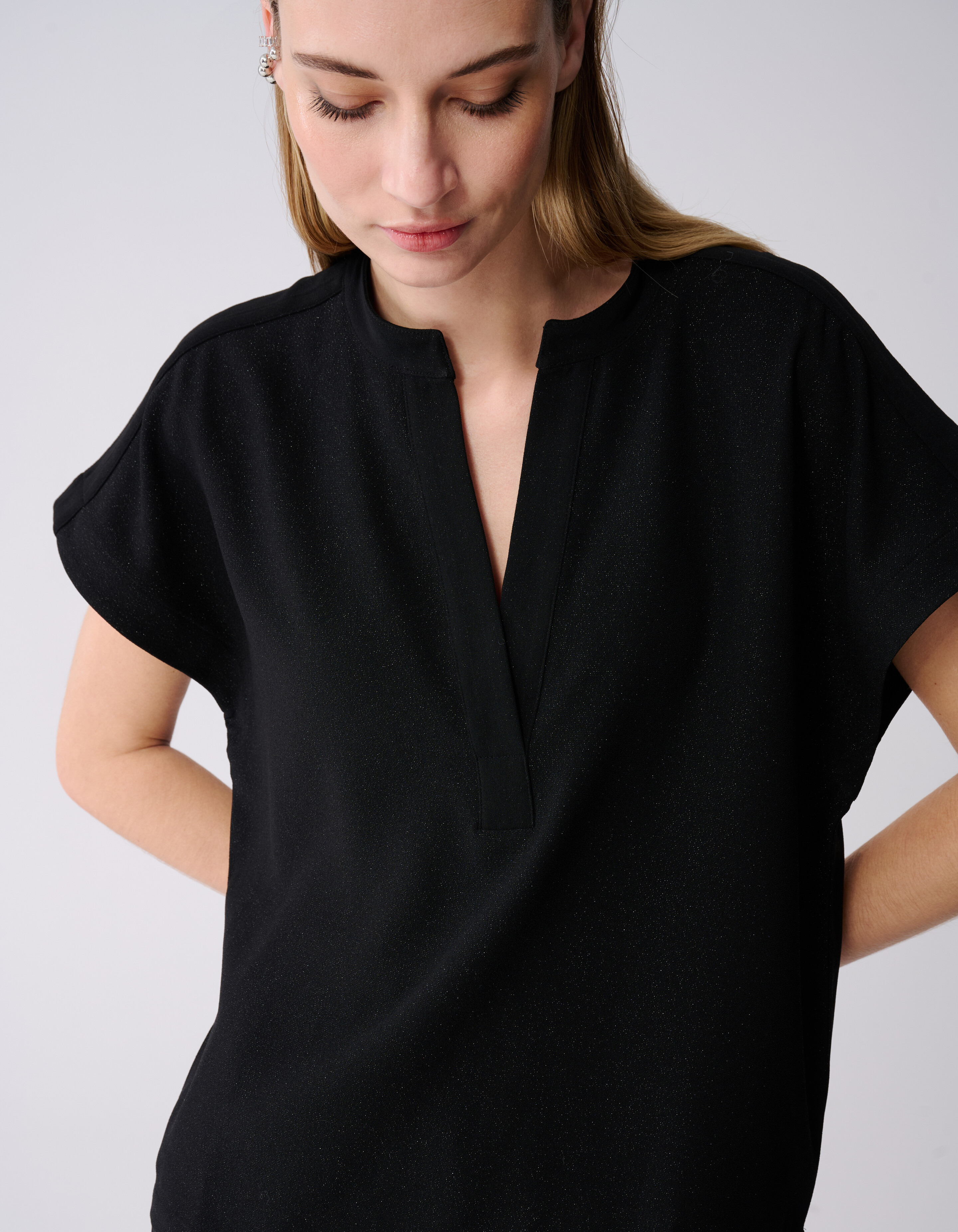 Schwarzes Glitzer-Top mit V-Ausschnitt SHOEBY WOMEN