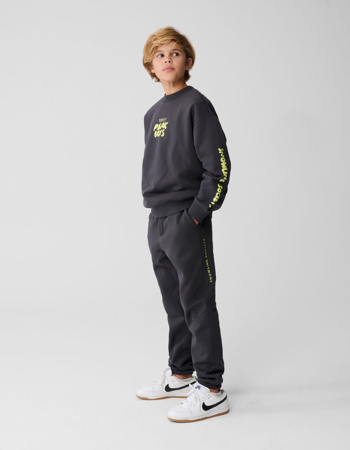 Peak Artwork Joggerhose Dunkelgrau SHOEBY BOYS