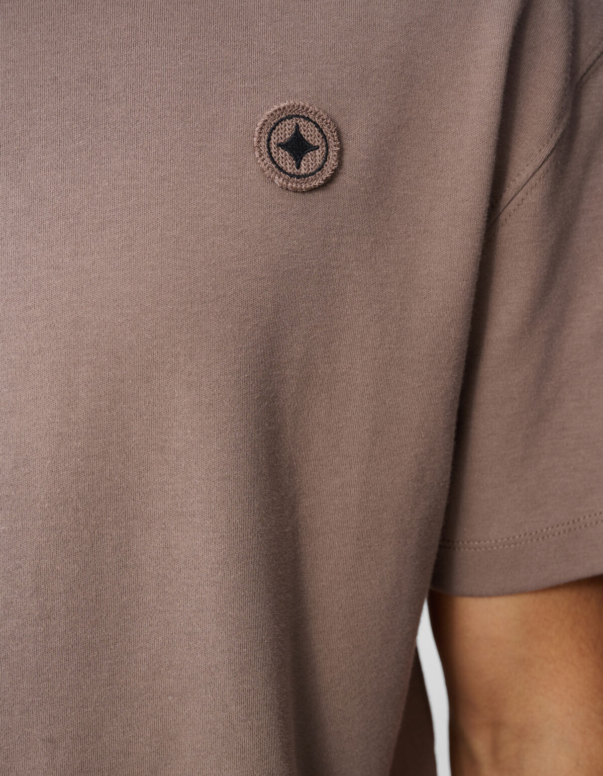 Stickabzeichen T-Shirt Hellbraun SHOEBY MEN