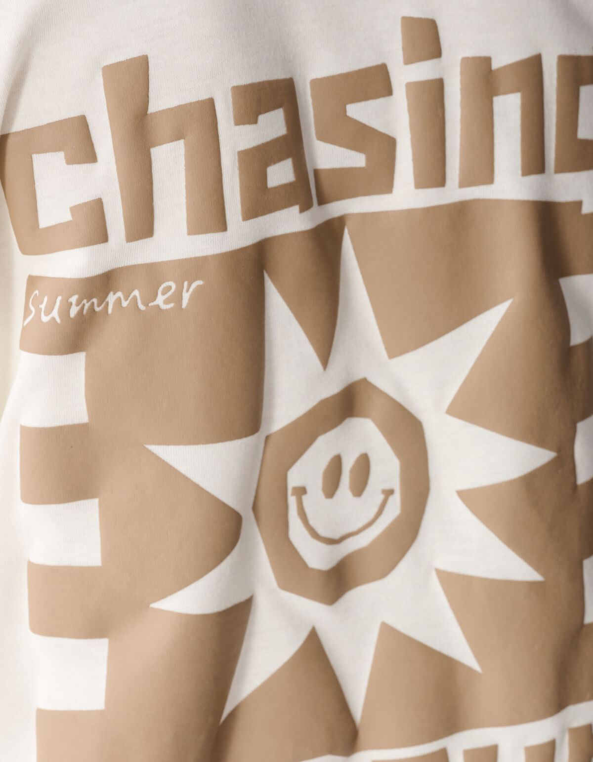 Chasing Artwork T-Shirt in gebrochenem Wei&szlig; SHOEBY BOYS