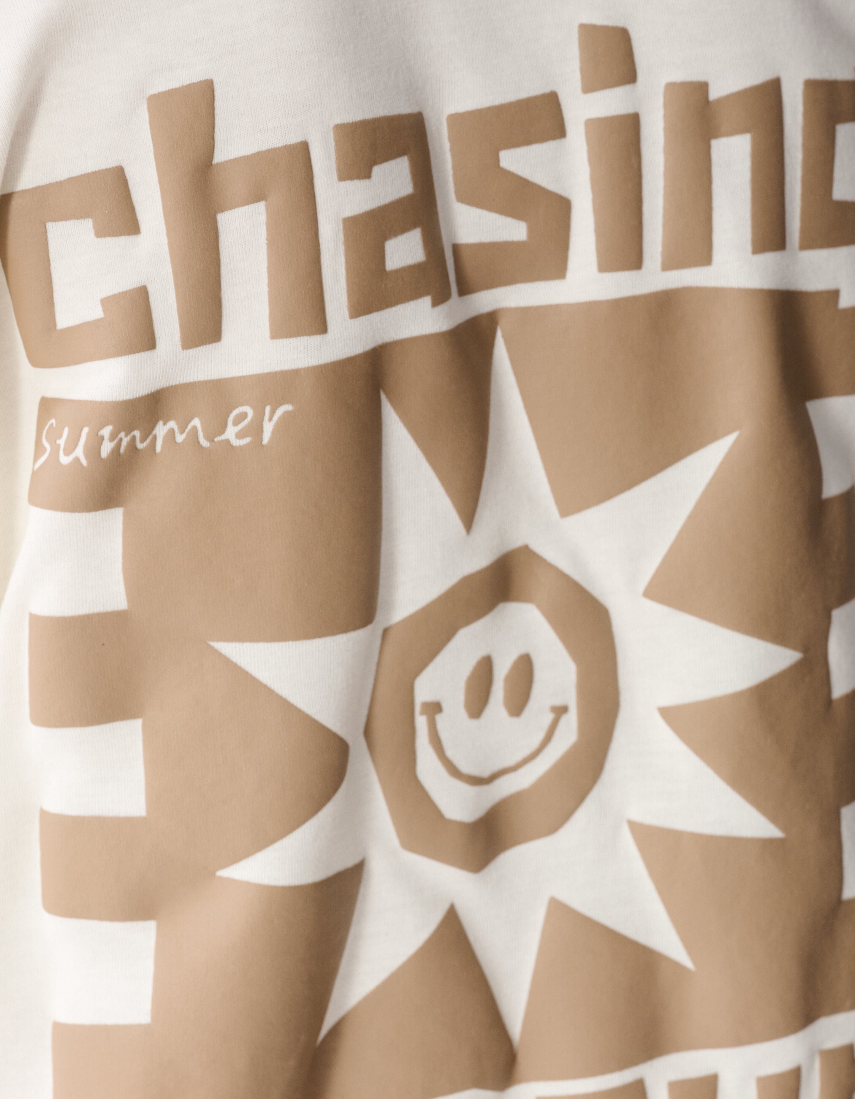 Chasing Artwork T-Shirt in gebrochenem Wei&szlig; SHOEBY BOYS