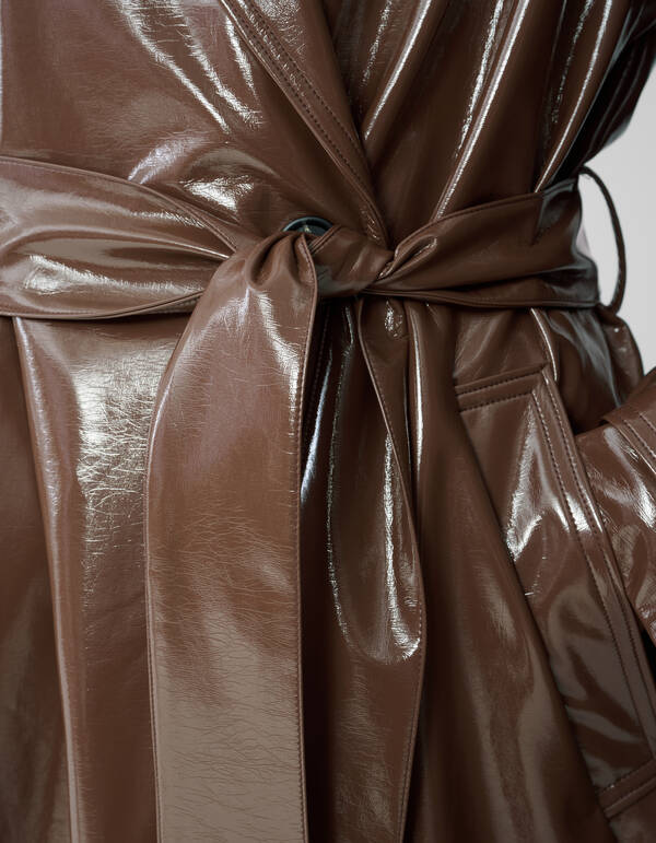 &Uuml;bergro&szlig;er Lack-Trenchcoat Braun von Monica SHOEBY WOMEN