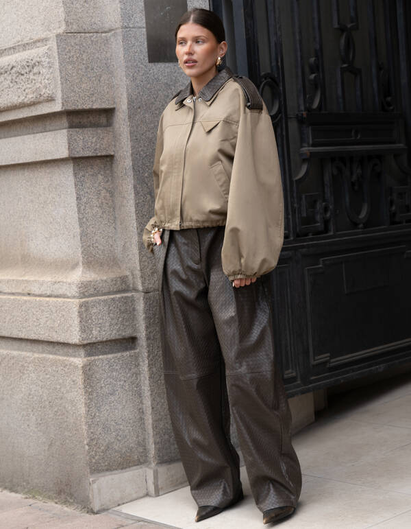 Braune Hose aus veganem Leder mit Flechtmuster SHOEBY WOMEN