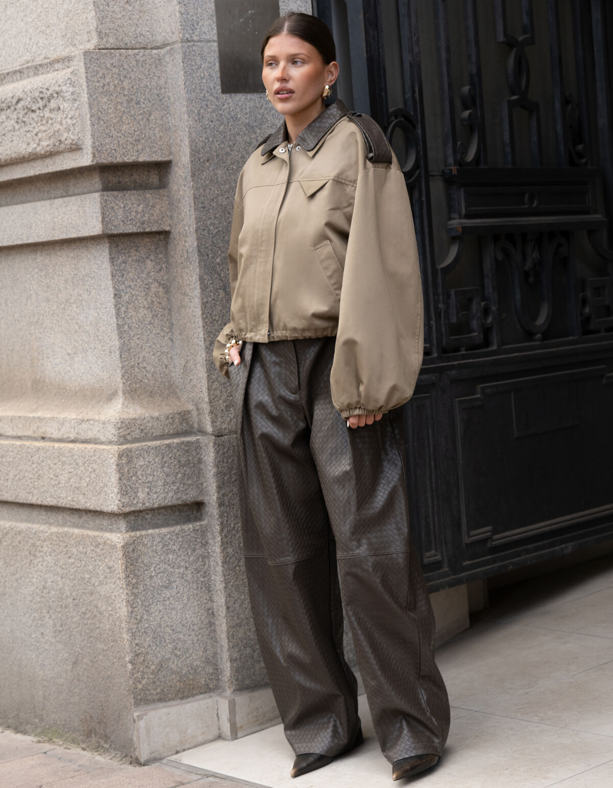 Braune Hose aus veganem Leder mit Flechtmuster SHOEBY WOMEN