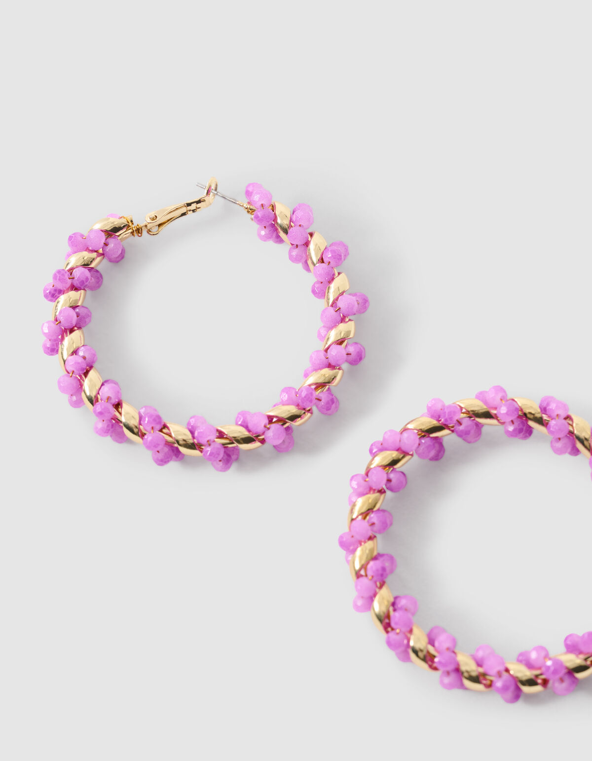 Gedrehte Perlenreifen-Ohrringe Hellviolett SHOEBY ACCESSOIRES