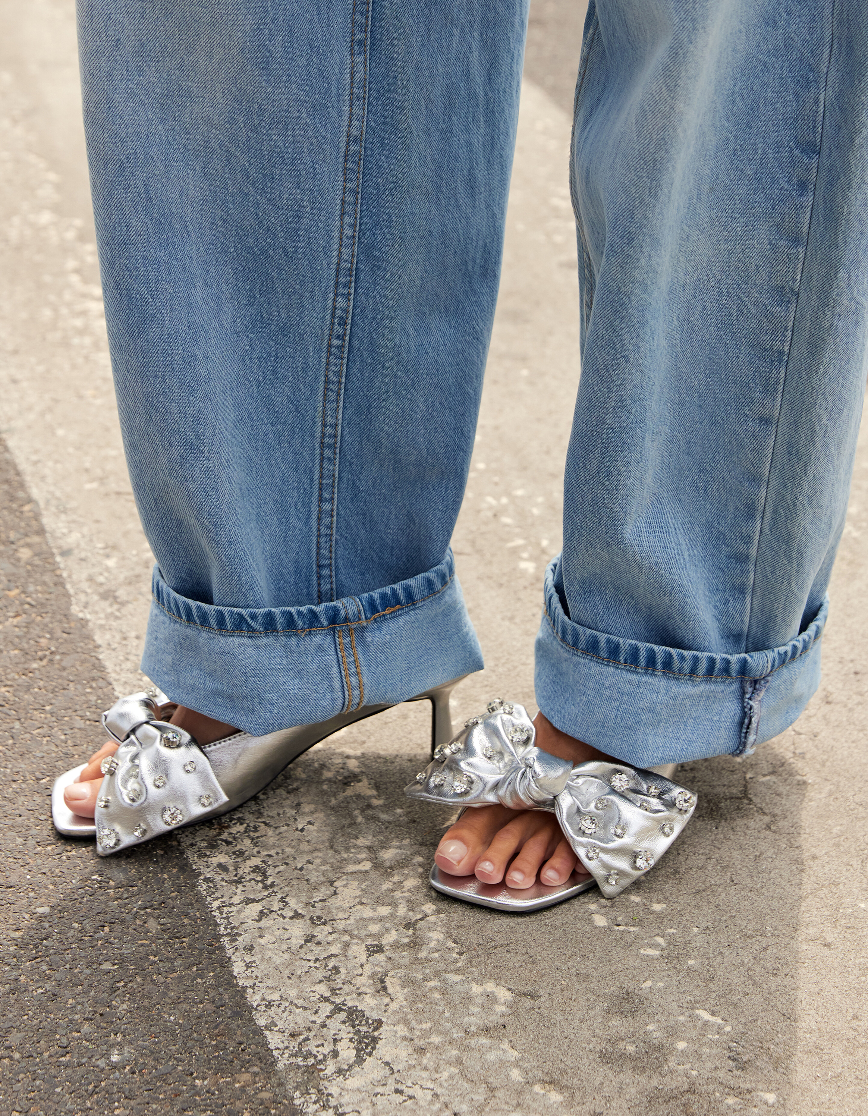 Strass-Slipper mit Absatz, silberfarben SHOEBY SHOES