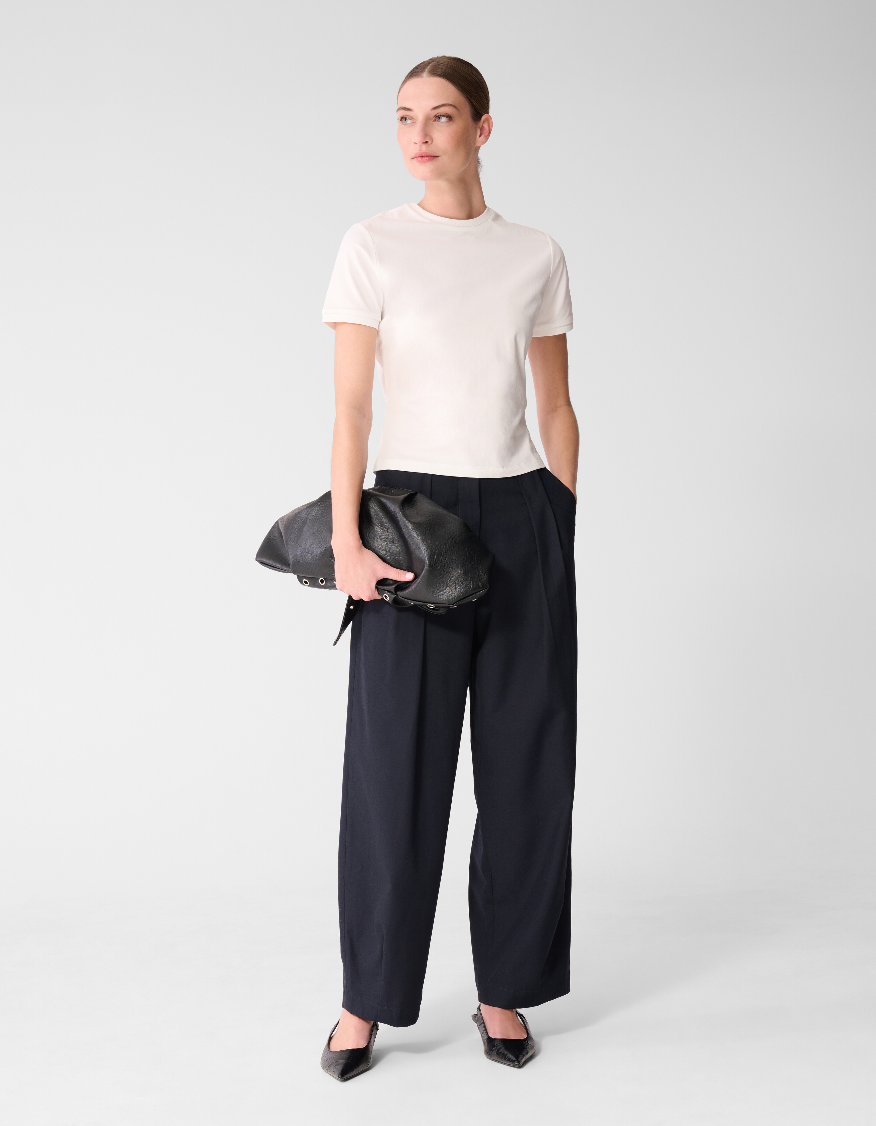 Ma&szlig;geschneidertes T-Shirt in gebrochenem Wei&szlig; von SHOEBY WOMEN