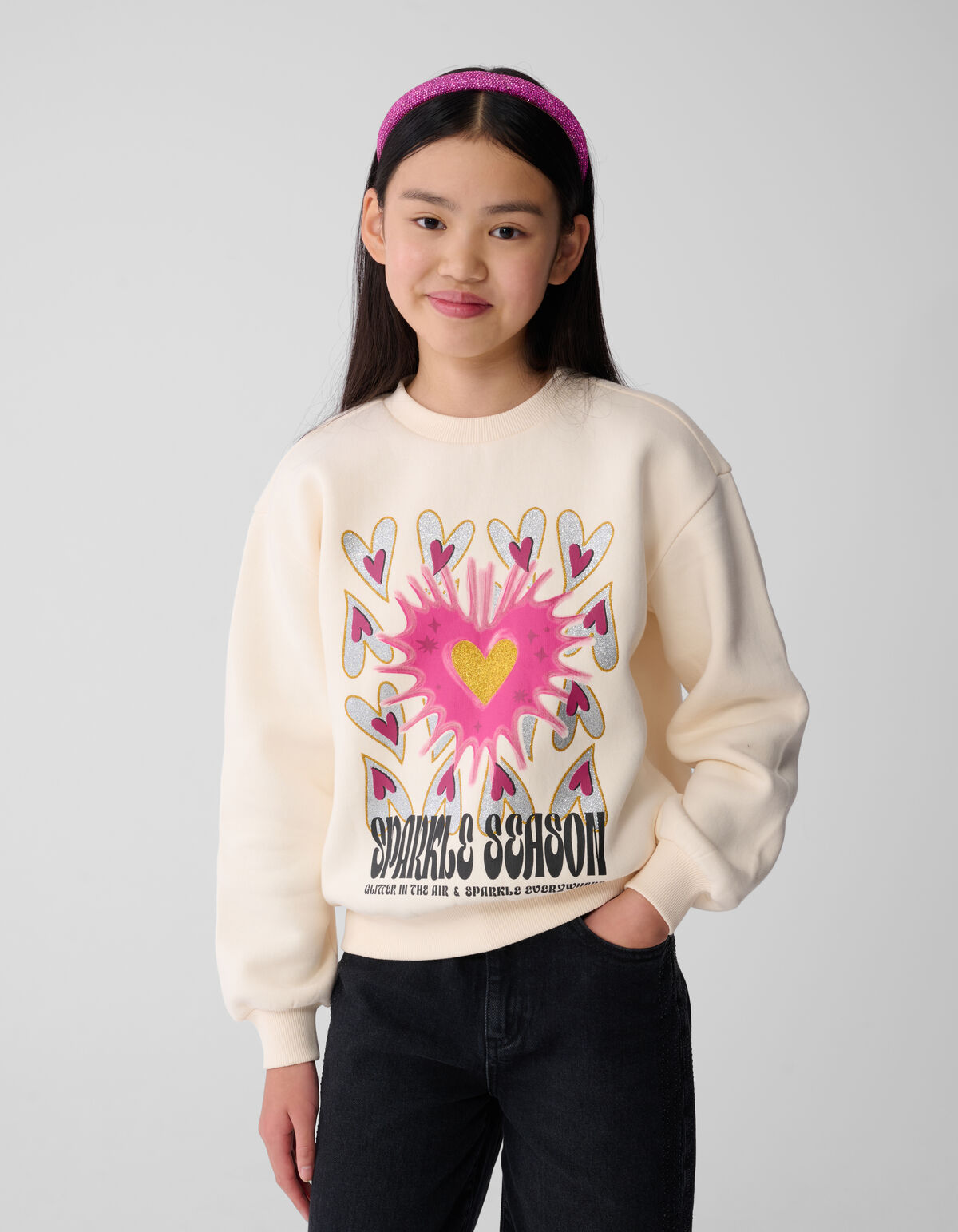 Pullover mit glitzerndem Artwork in Off White SHOEBY GIRLS