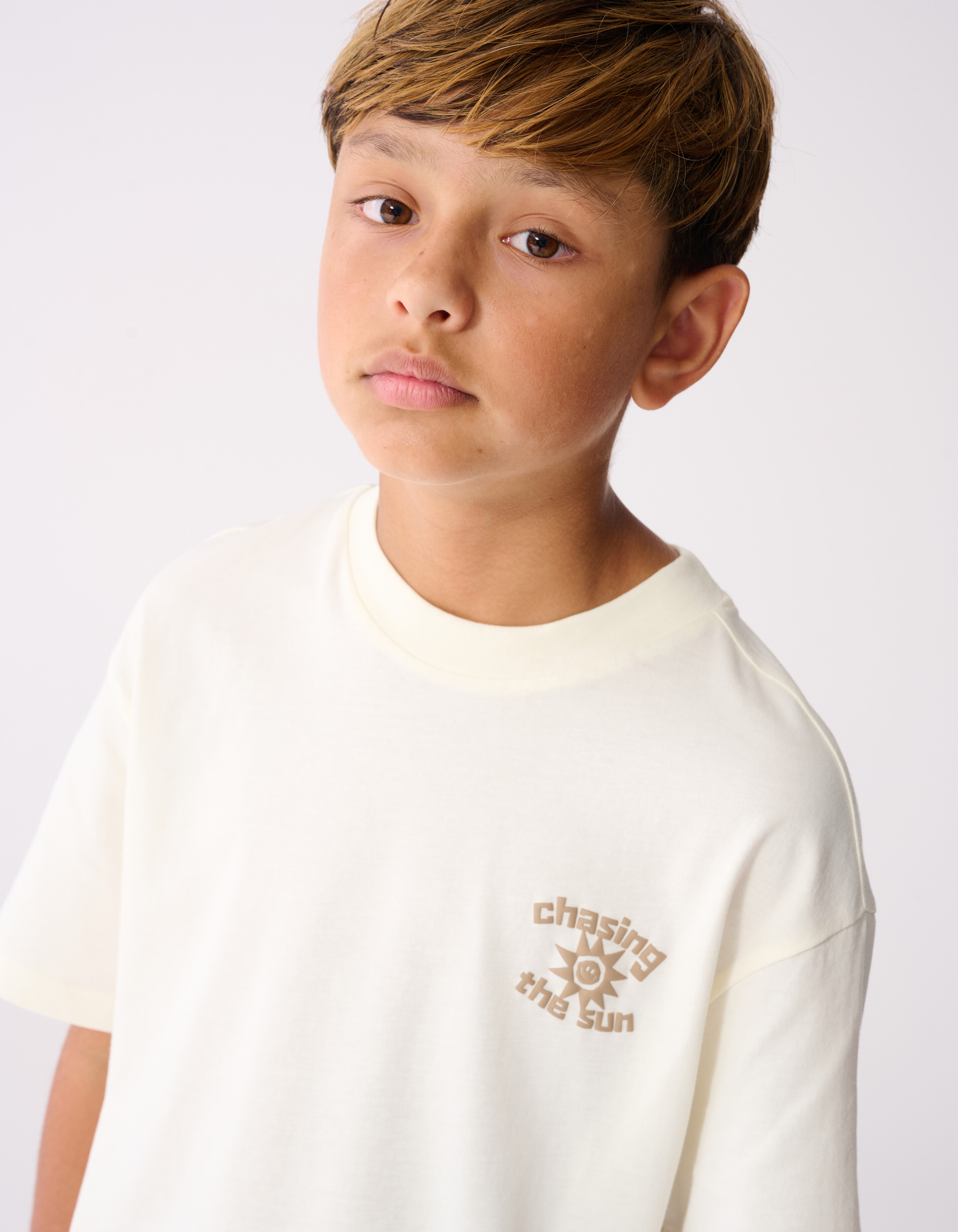 Chasing Artwork T-Shirt in gebrochenem Wei&szlig; SHOEBY BOYS