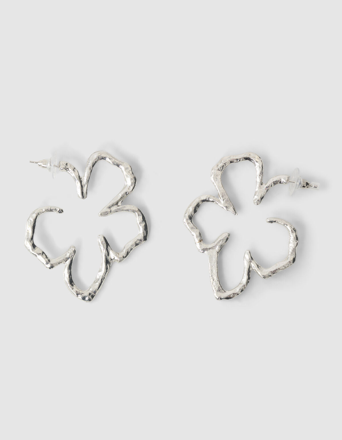 Flache Hammered Flower Ohrringe Silber SHOEBY ACCESSOIRES