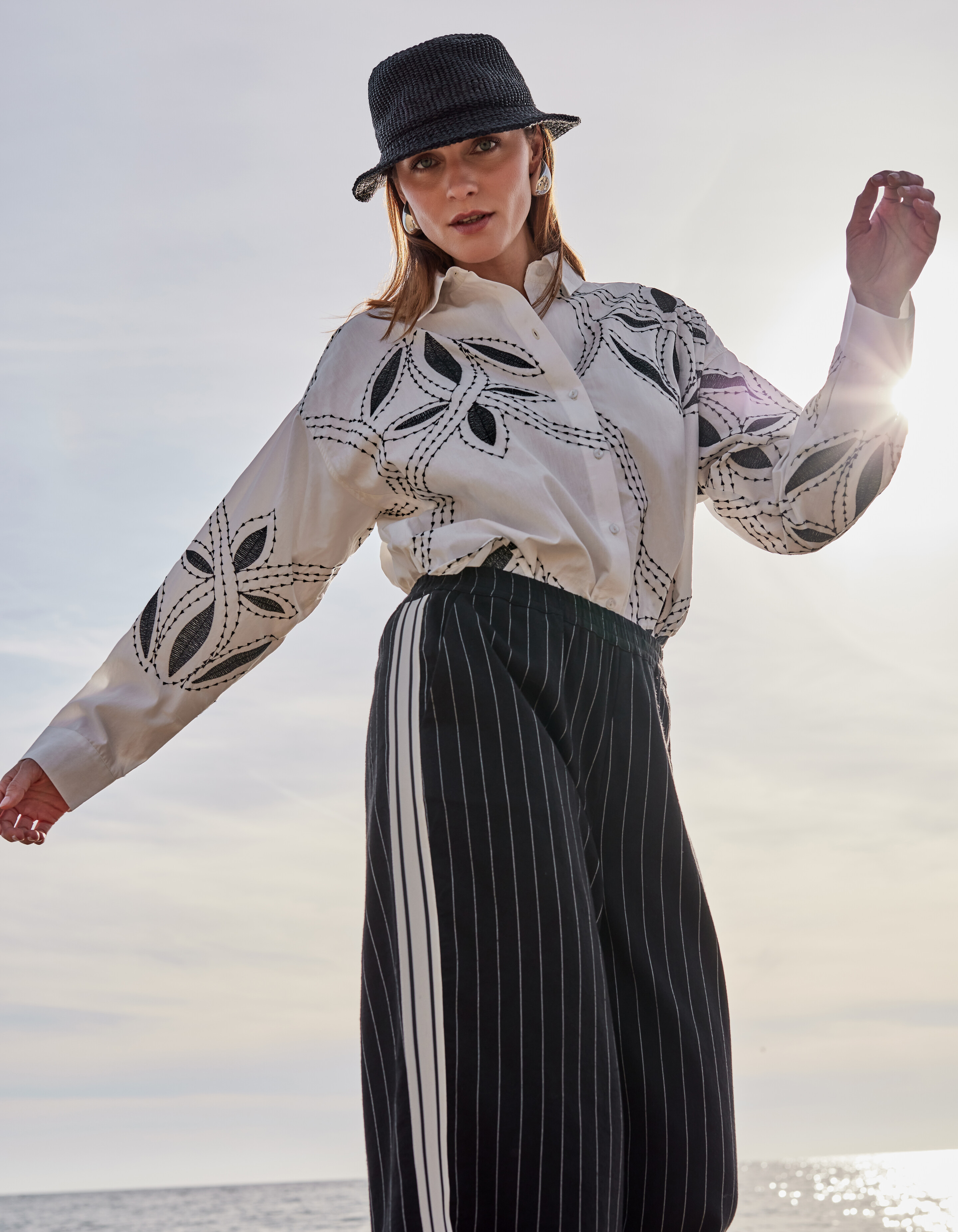 Nadelstreifen-Hose mit weitem Bein in Dunkelgrau v SHOEBY WOMEN