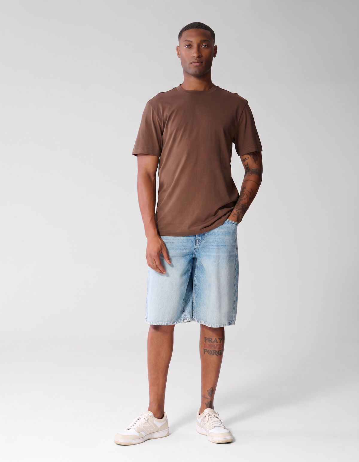 T-Shirt mit gepunktetem Kunstwerk Dunkelbraun SHOEBY MEN