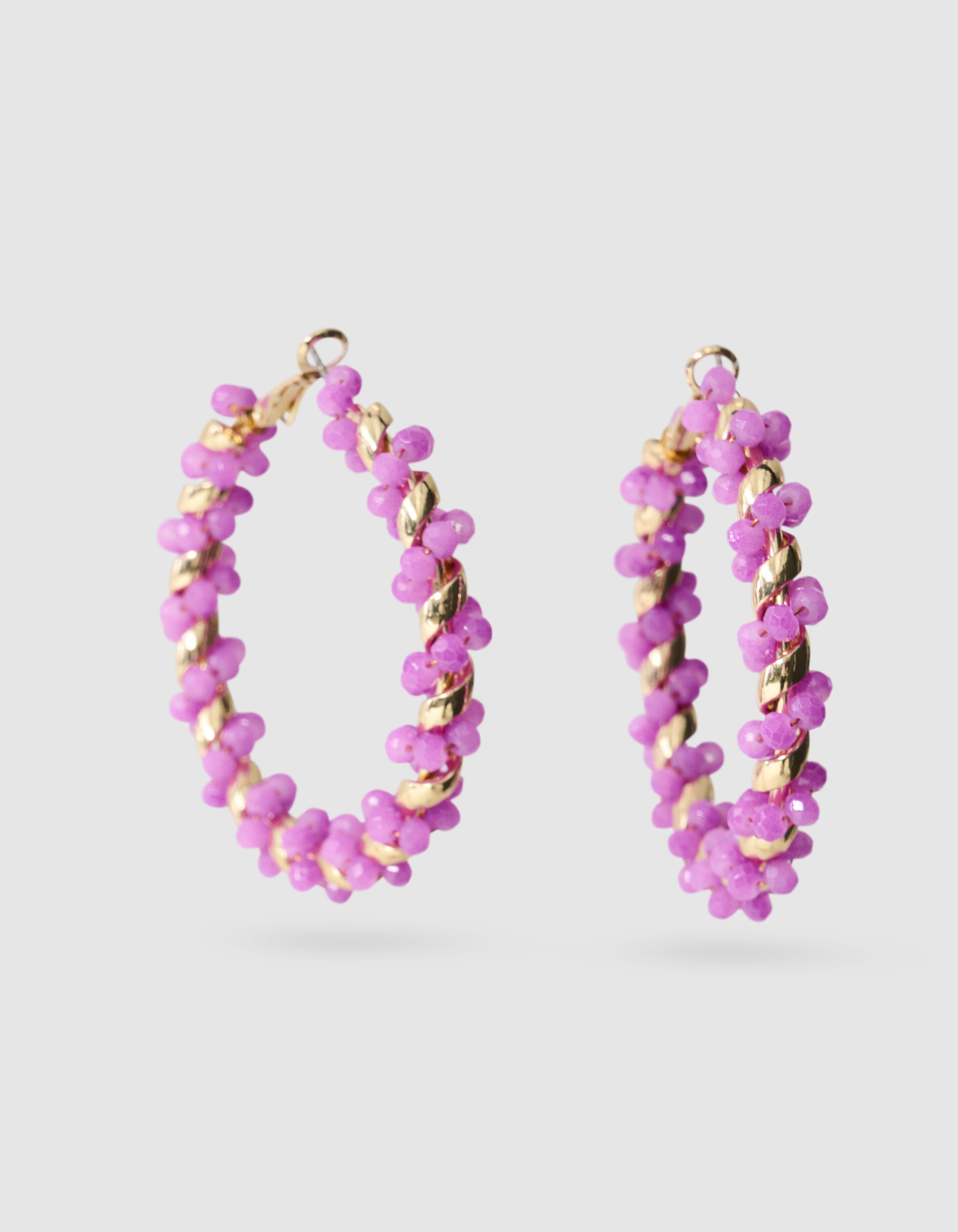 Gedrehte Perlenreifen-Ohrringe Hellviolett SHOEBY ACCESSOIRES