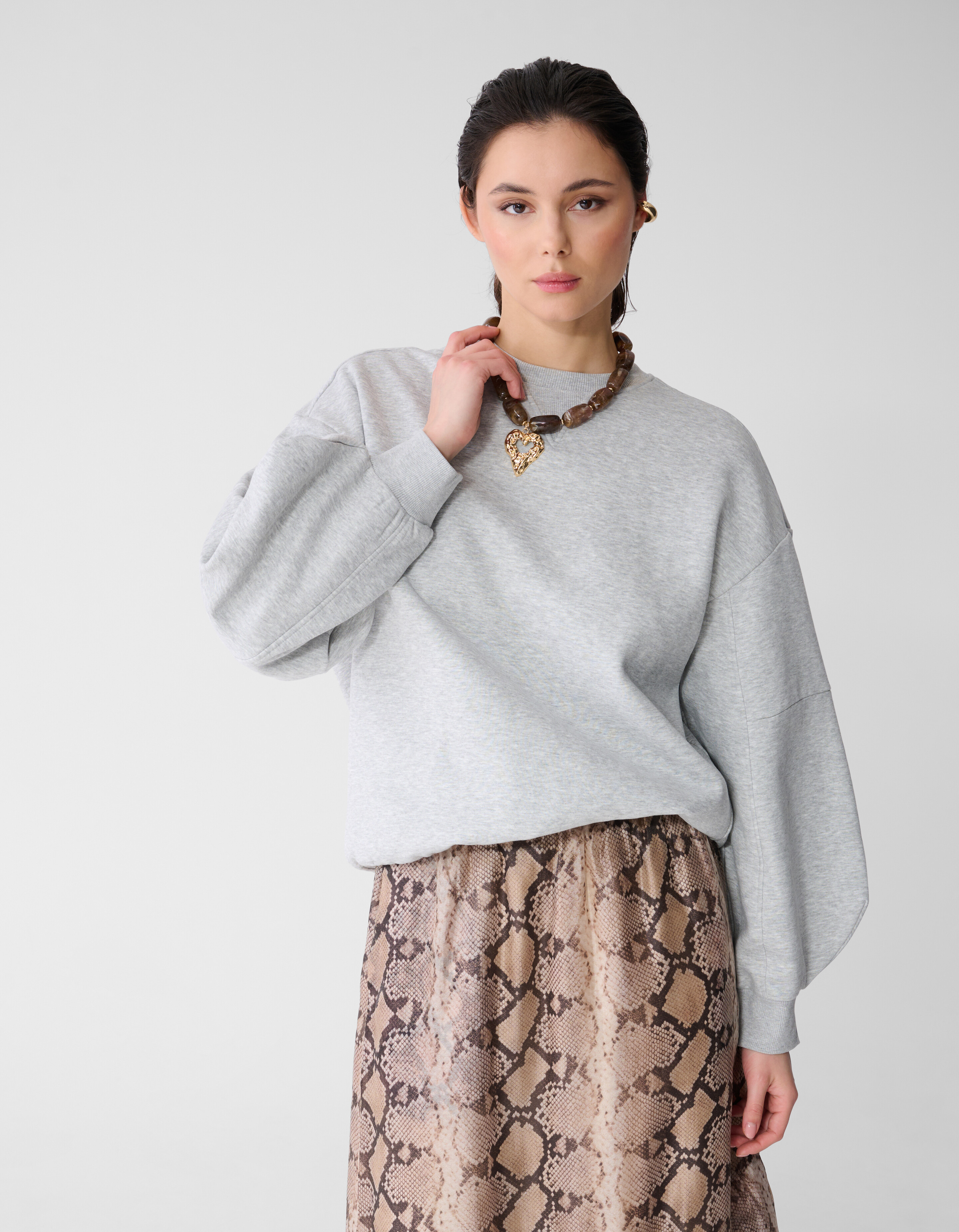 &Uuml;bergro&szlig;er Pullover mit gro&szlig;en &Auml;rmeln Hellgrau SHOEBY WOMEN