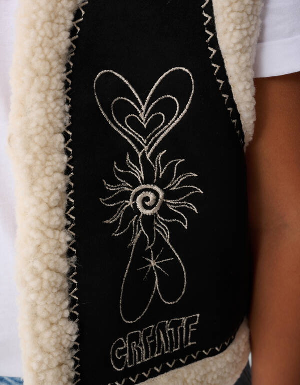 Weste mit Teddy-Stickerei in Schwarz SHOEBY GIRLS