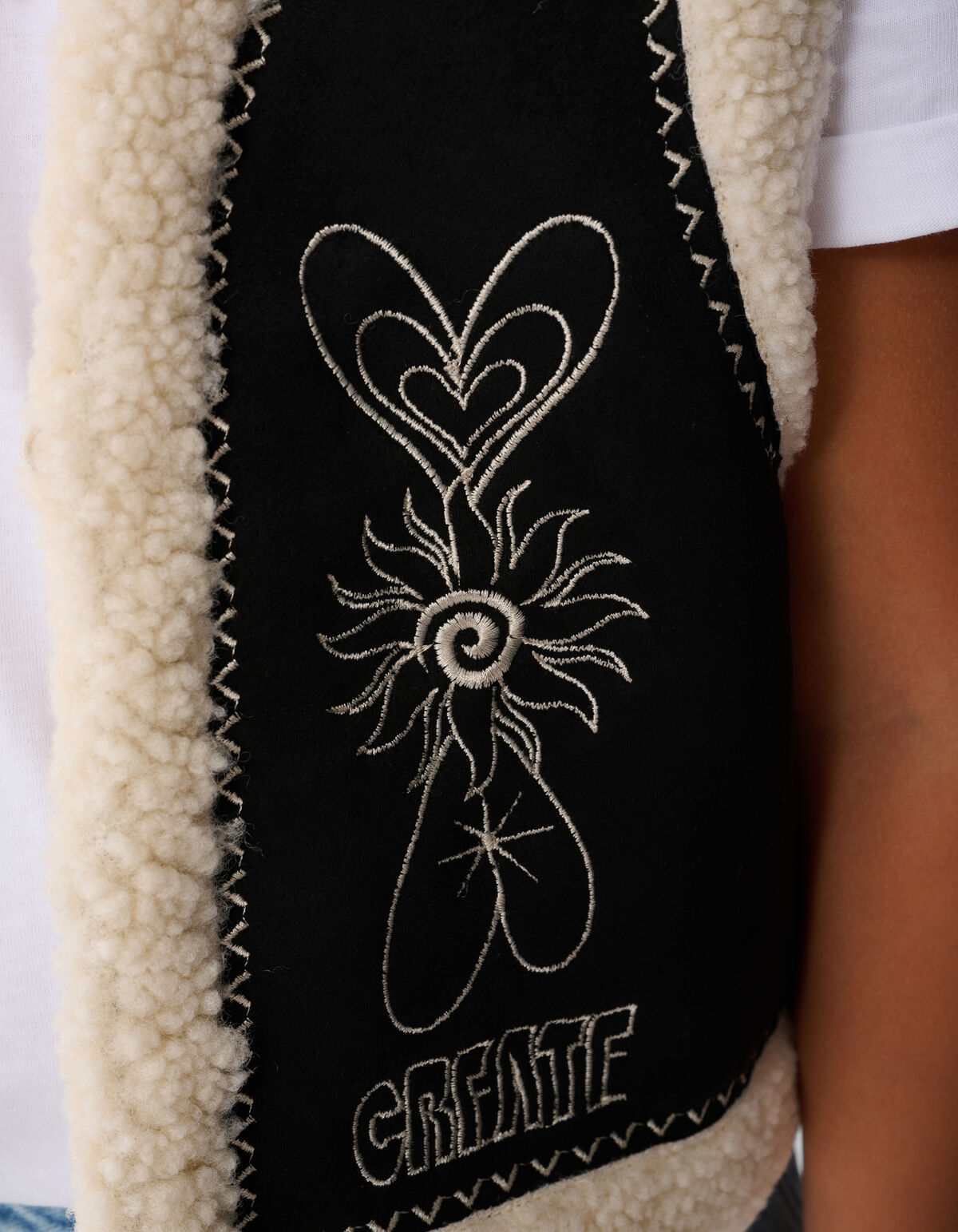 Weste mit Teddy-Stickerei in Schwarz SHOEBY GIRLS