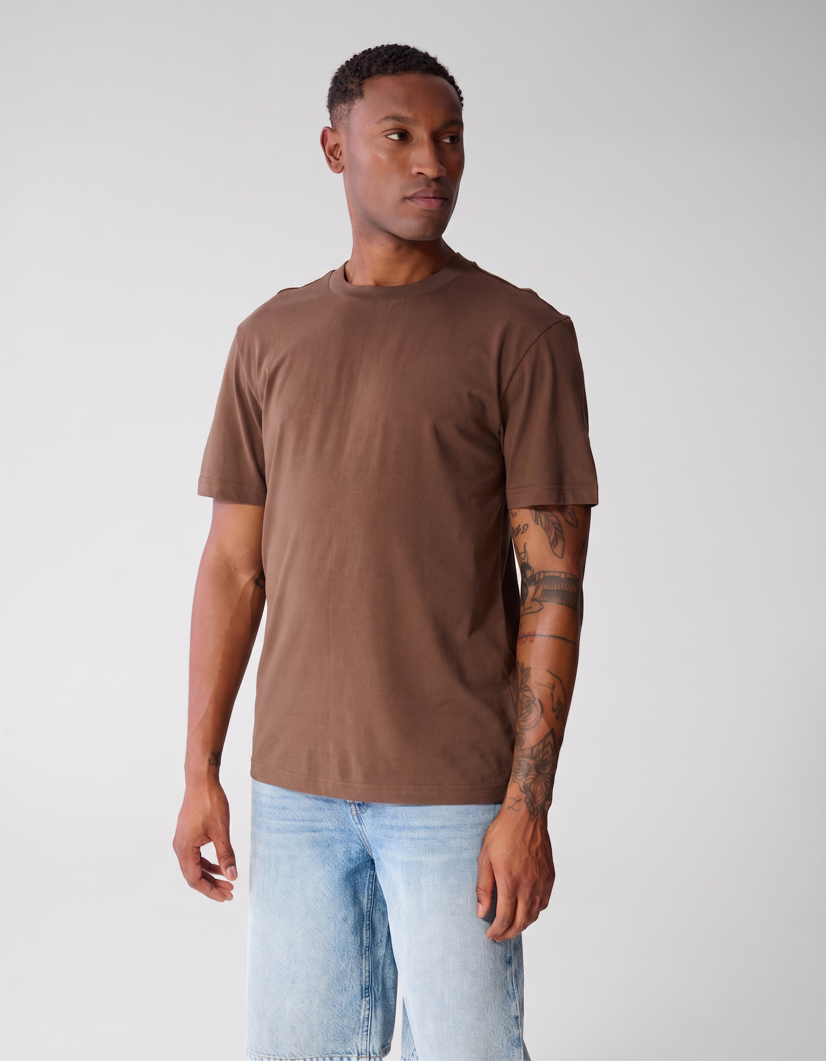 T-Shirt mit gepunktetem Kunstwerk Dunkelbraun SHOEBY MEN