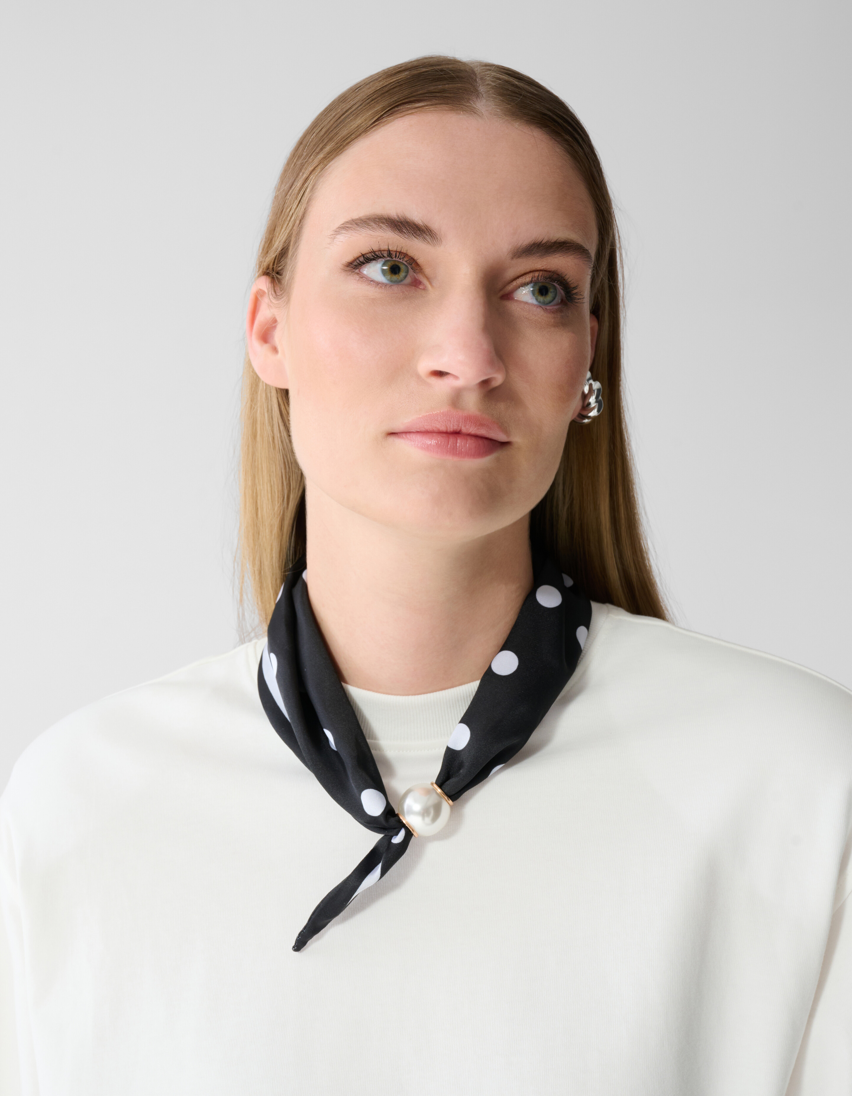 Perlenbesetzter Schal mit Kette Schwarz/Wei&szlig; SHOEBY ACCESSOIRES