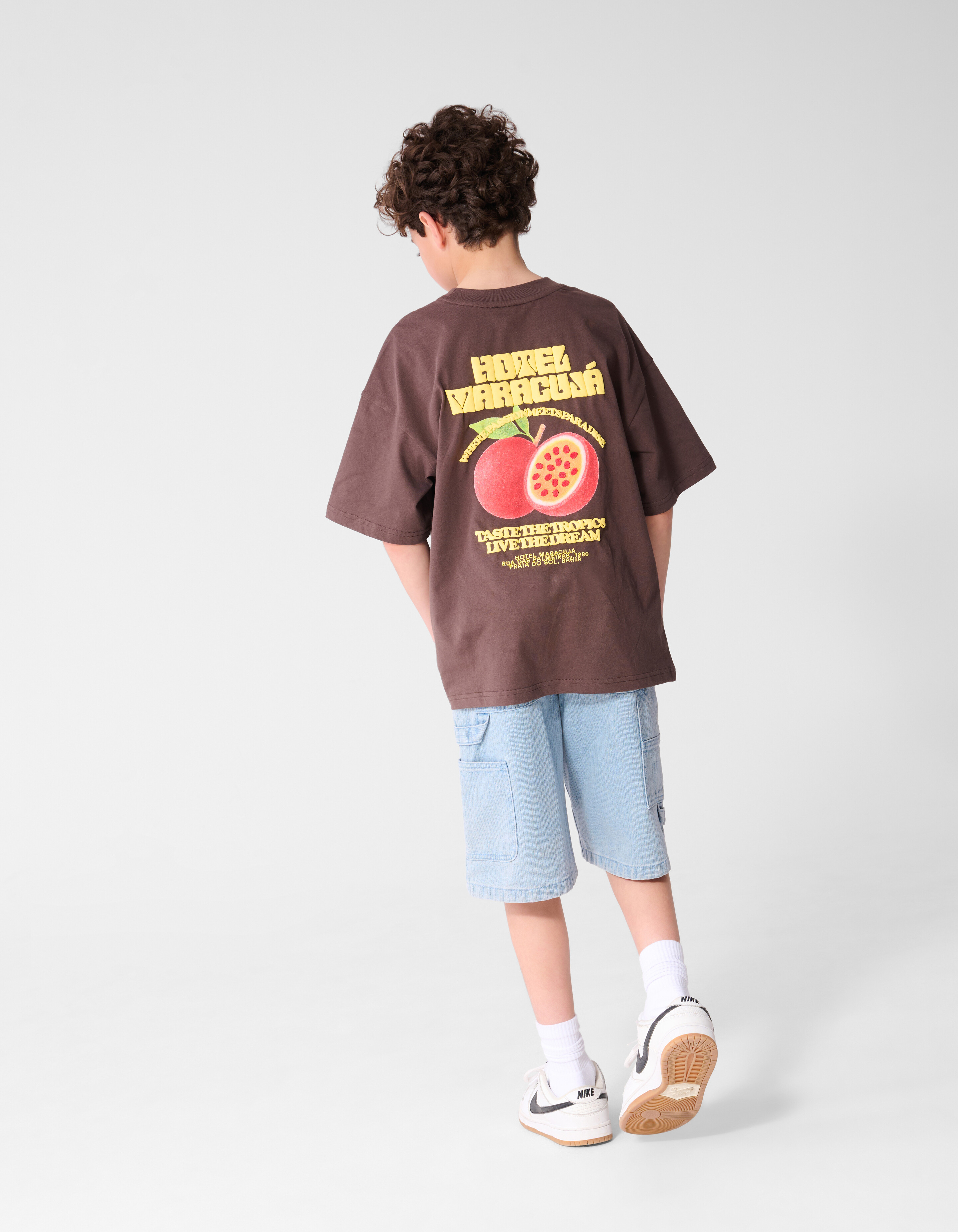 Hotel Artwork T-Shirt Dunkelbraun SHOEBY BOYS