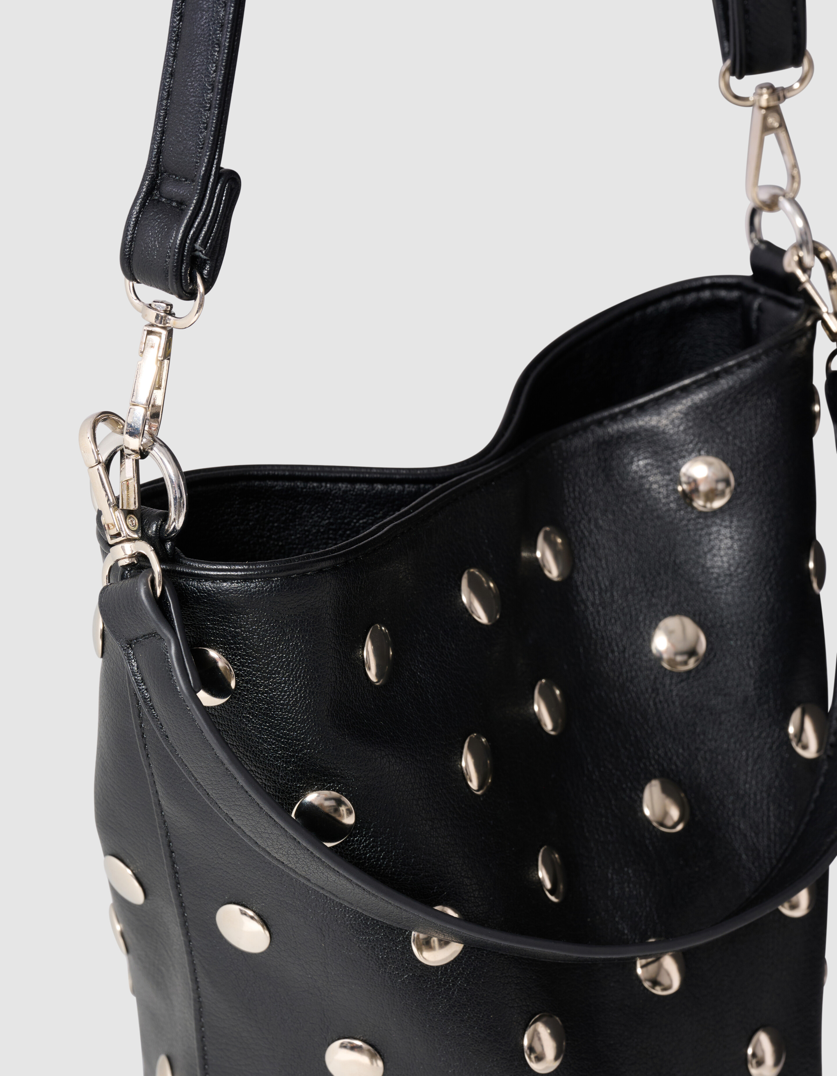 Bucket-Tasche mit Nieten Schwarz SHOEBY ACCESSOIRES