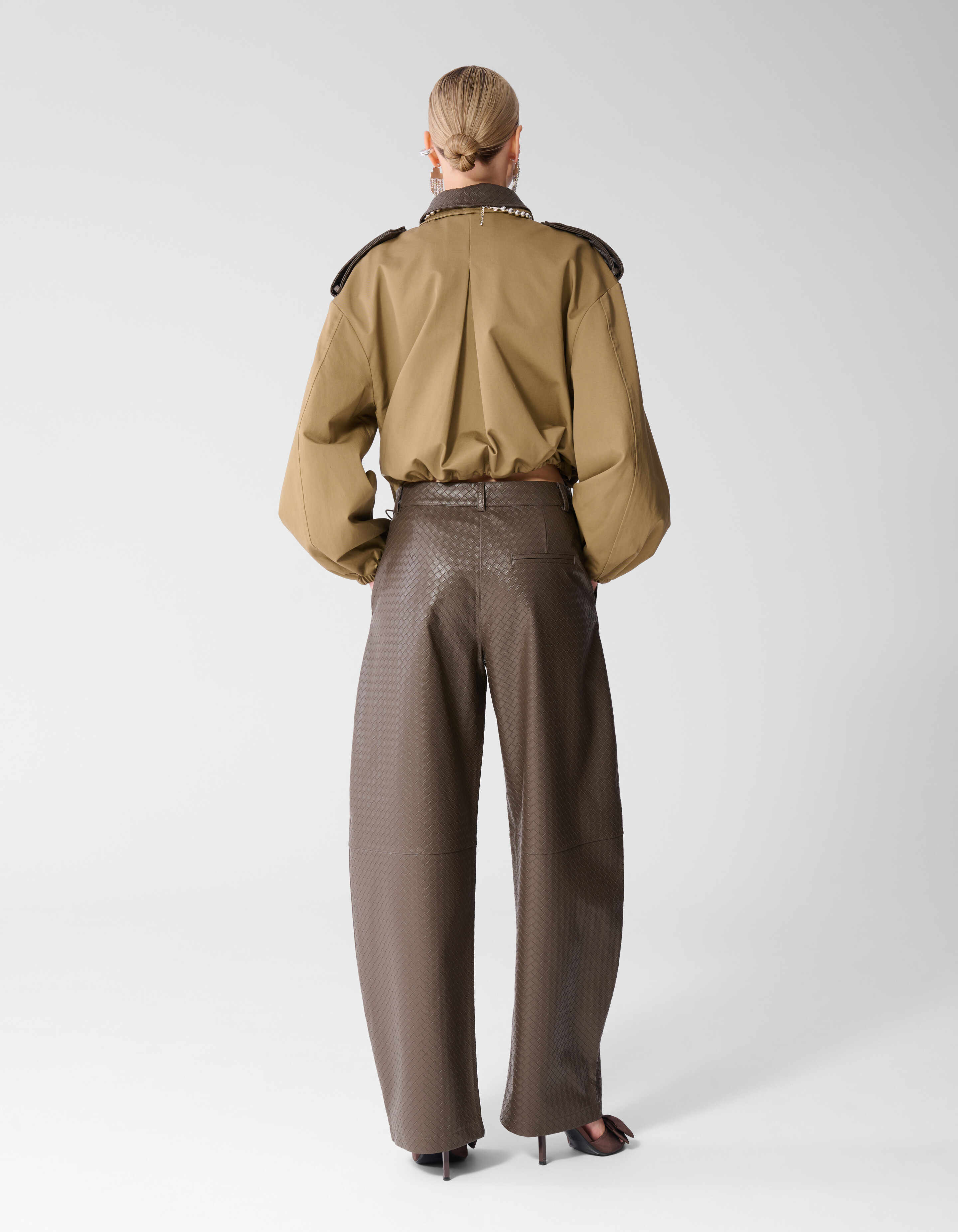 Braune Hose aus veganem Leder mit Flechtmuster SHOEBY WOMEN