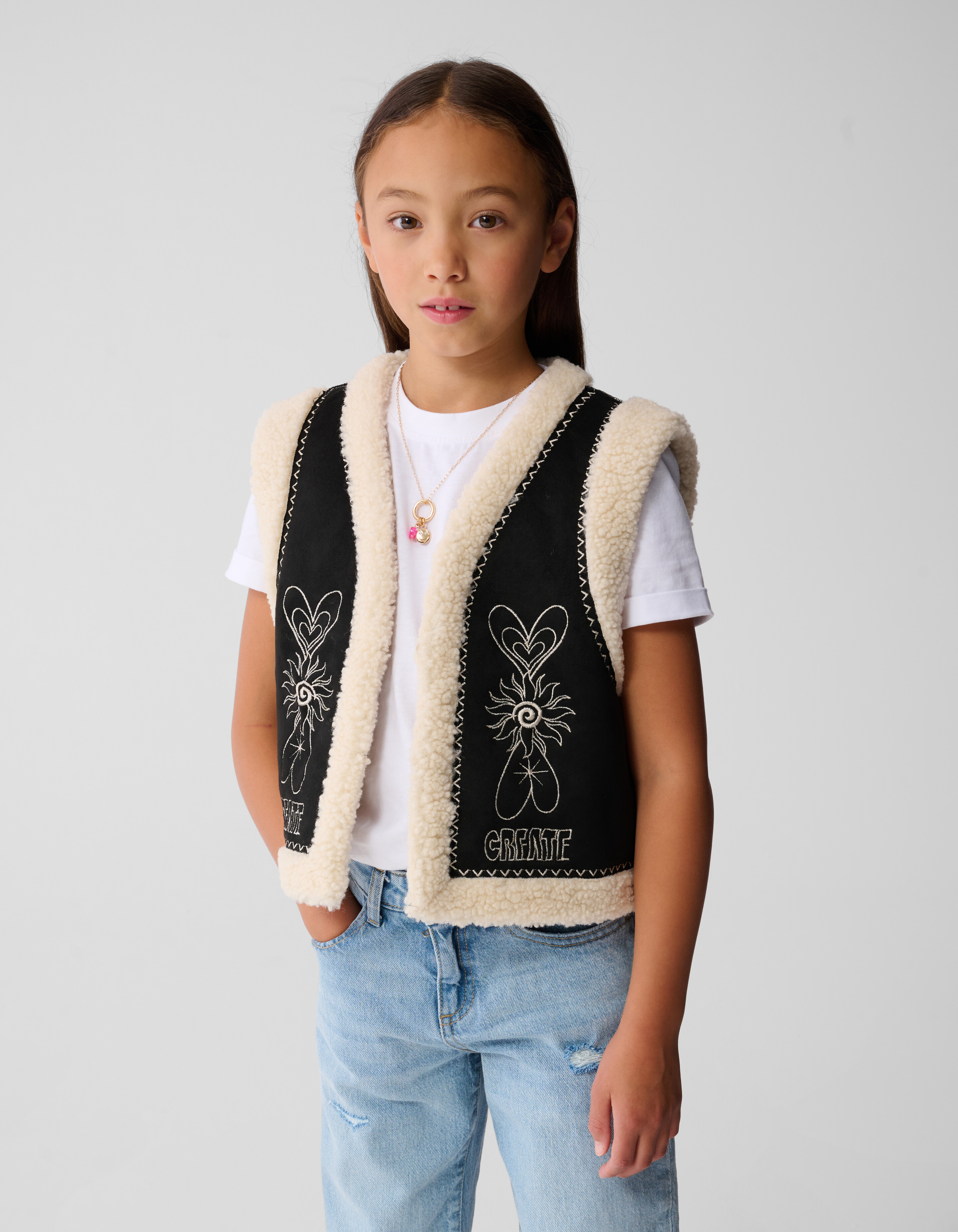 Weste mit Teddy-Stickerei in Schwarz SHOEBY GIRLS