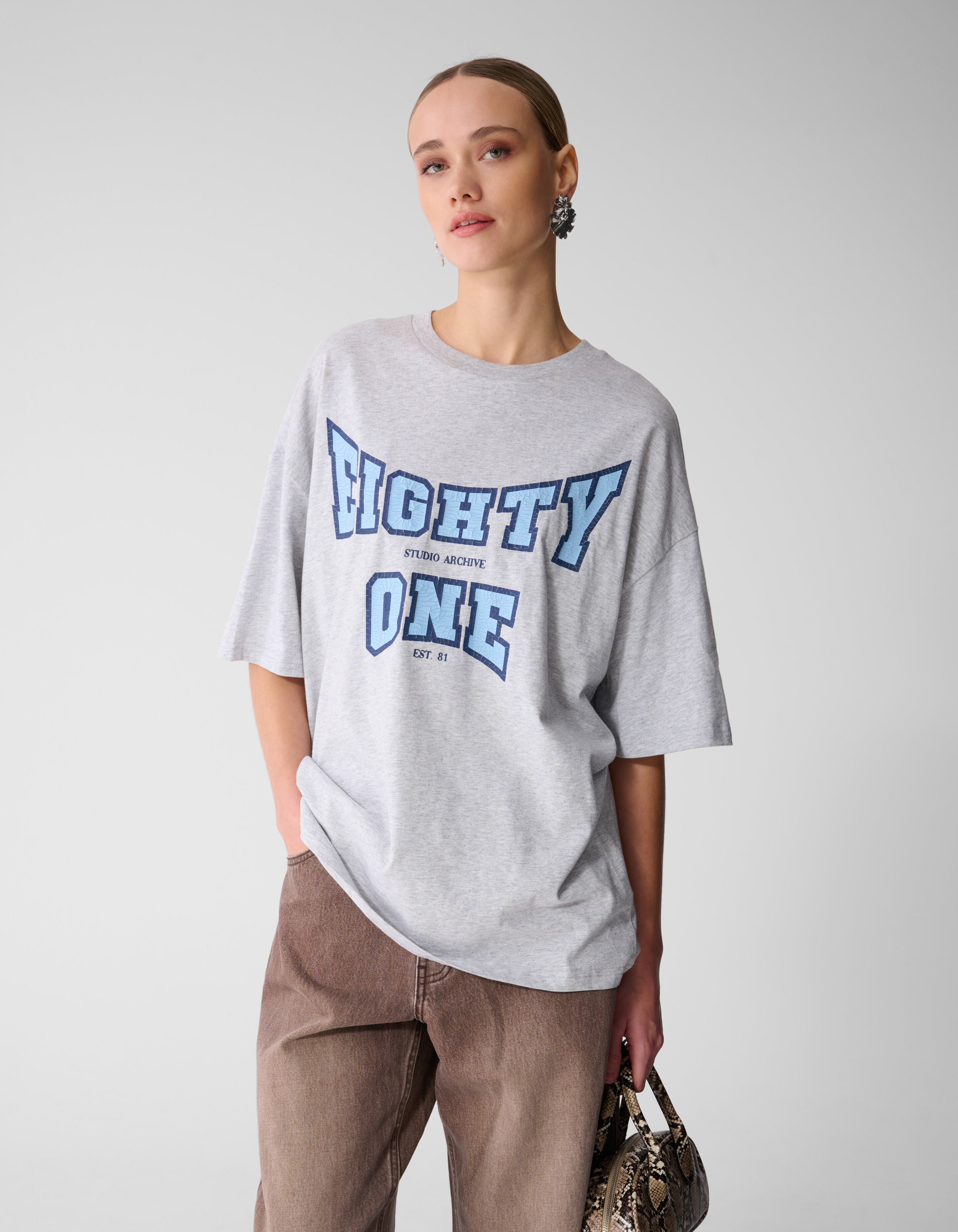 Eighty One Artwork T-Shirt Hellgrau SHOEBY WOMEN