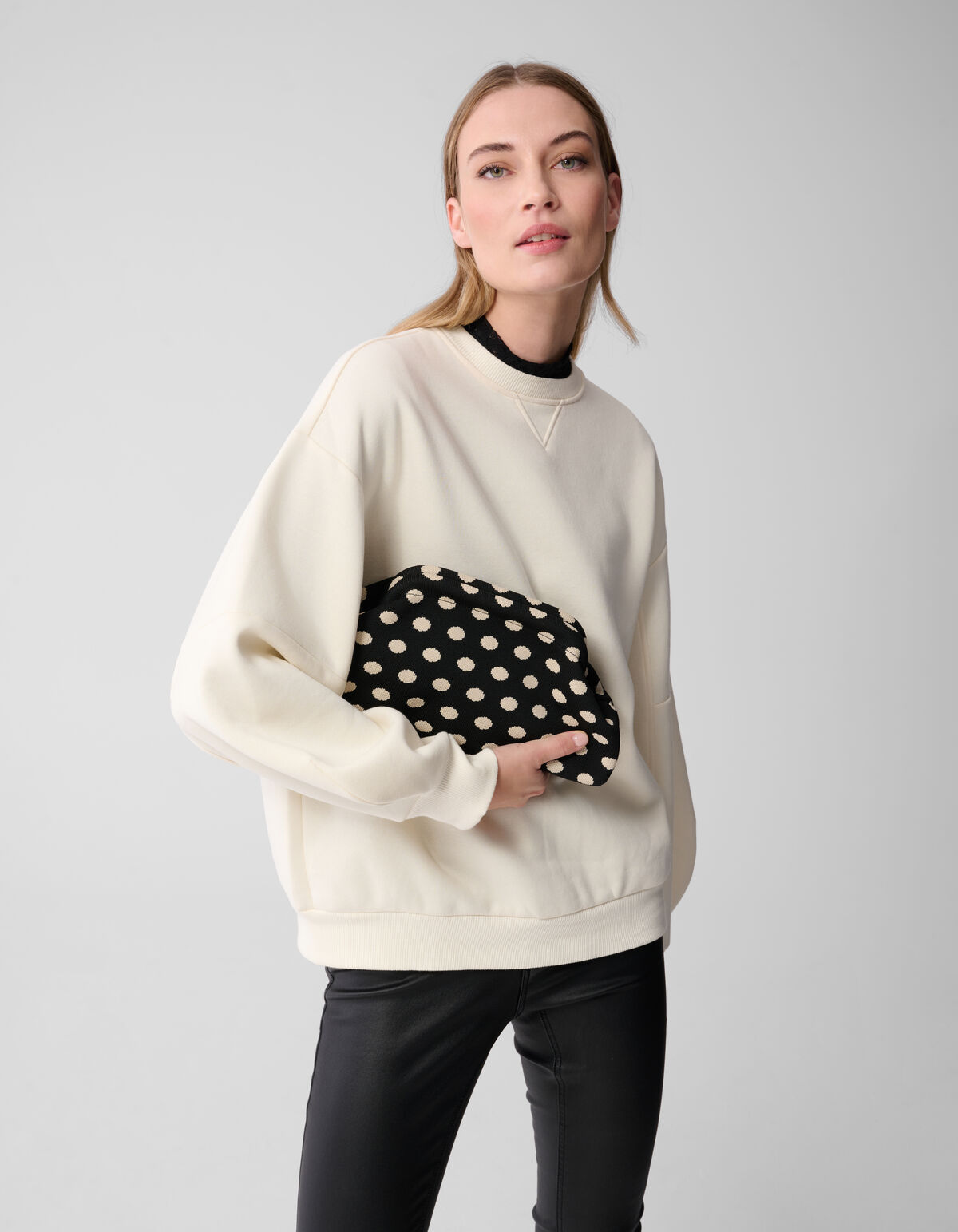 Gestrickte Clutch mit Punkten Schwarz SHOEBY ACCESSOIRES