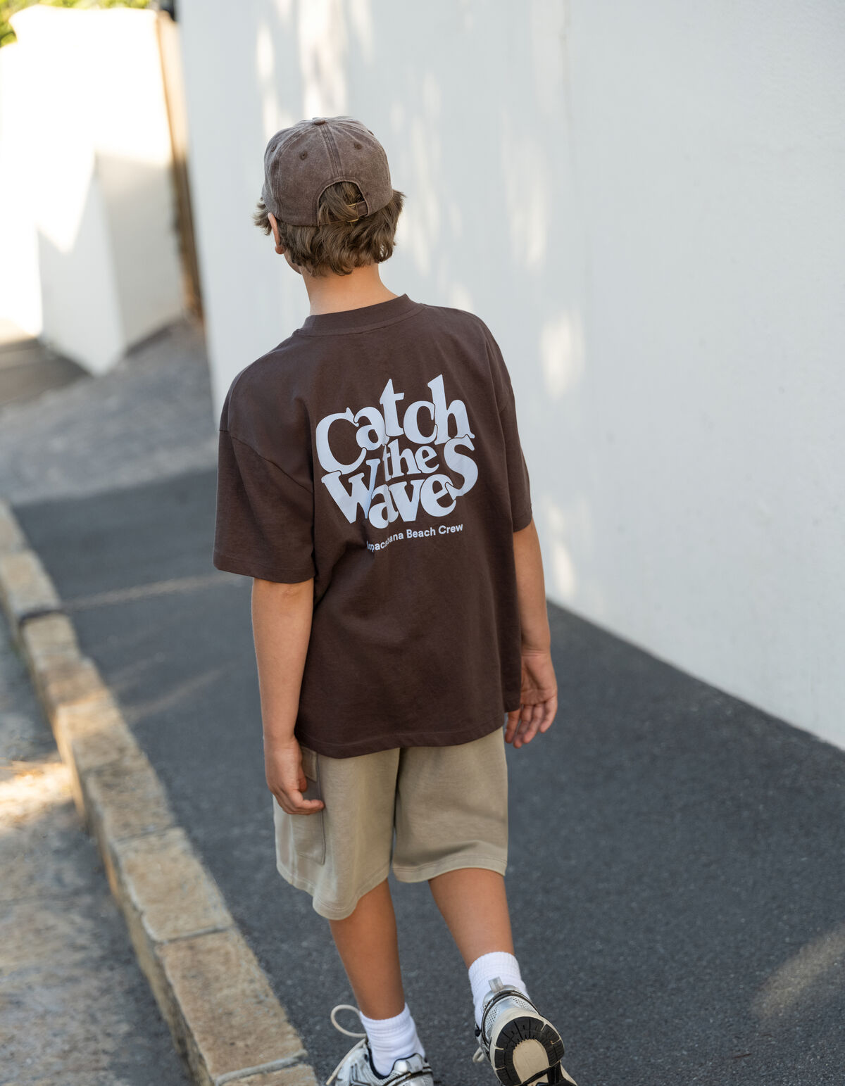 Catch Artwork T-shirt Donkerbruin SHOEBY BOYS
